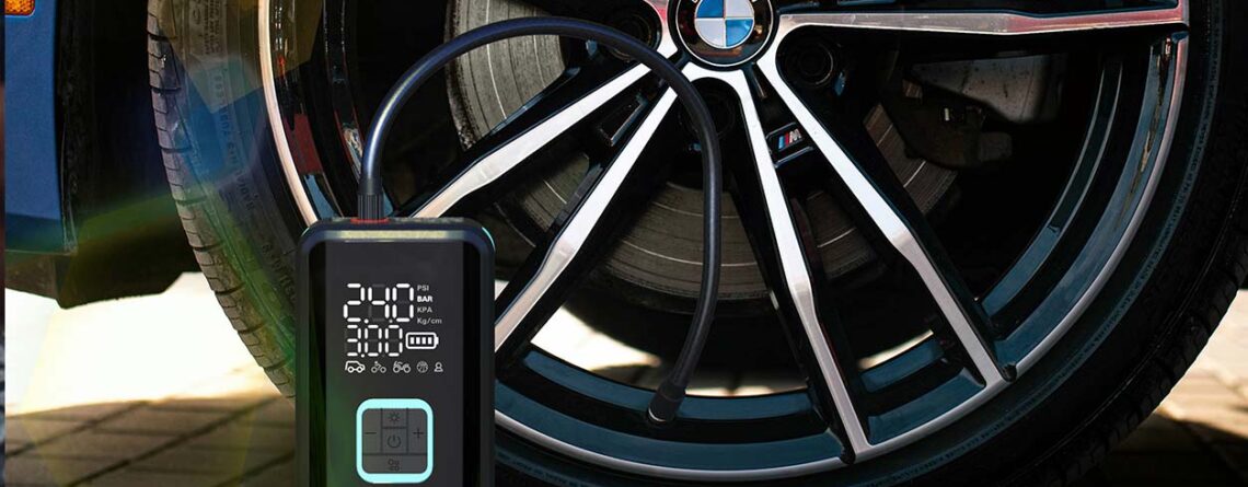 Autbanden pomp T-3 AeroBoost die een BMW autoband aan het oppompen is