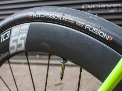 Racefiesband in een groen frame van het merk Hutchinson