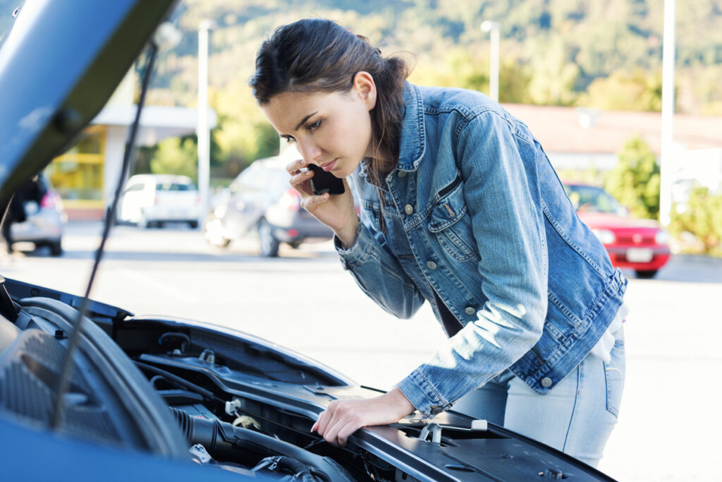 motorproblemen auto jonge vrouw die belt voor hulp