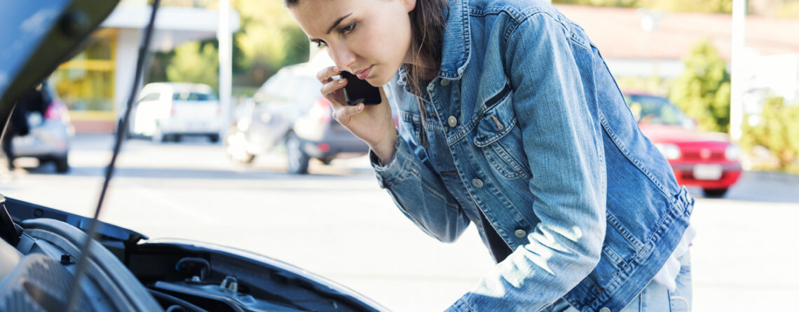 motorproblemen auto jonge vrouw die belt voor hulp