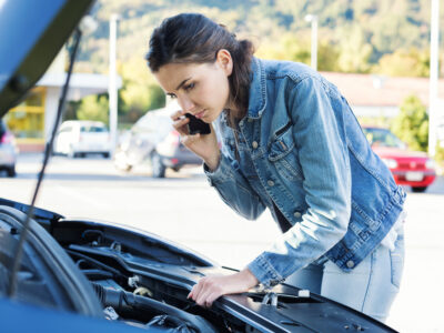 motorproblemen auto jonge vrouw die belt voor hulp