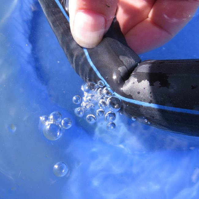 controle van luchtlekkage van fietsband met water